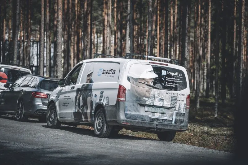 En varebil dekorert med IcopalTak logo og bilder