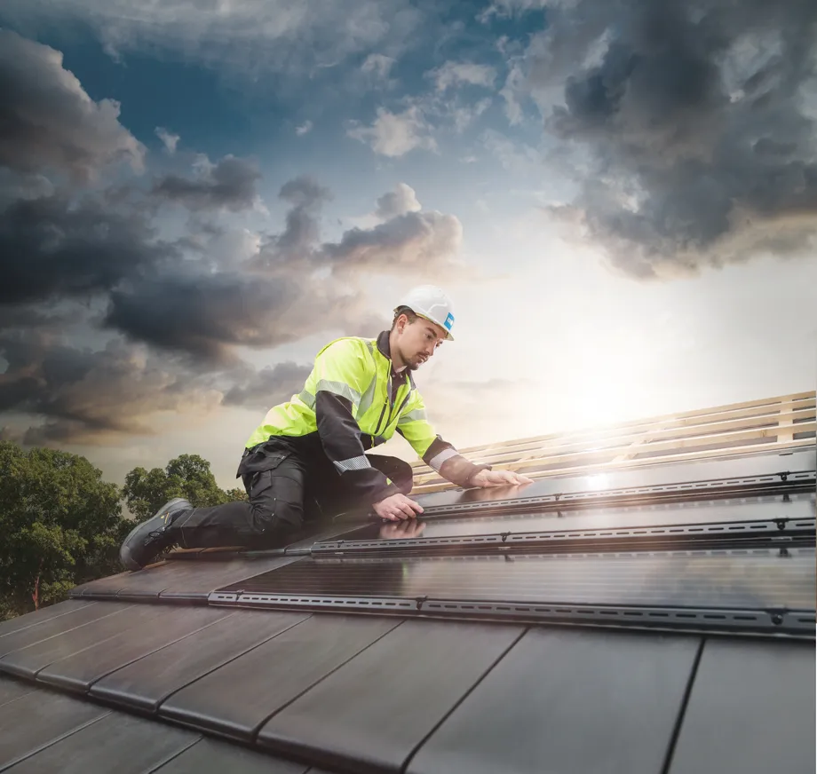PV Premium solcellepanel fra BMI vist på tak med flate takstein