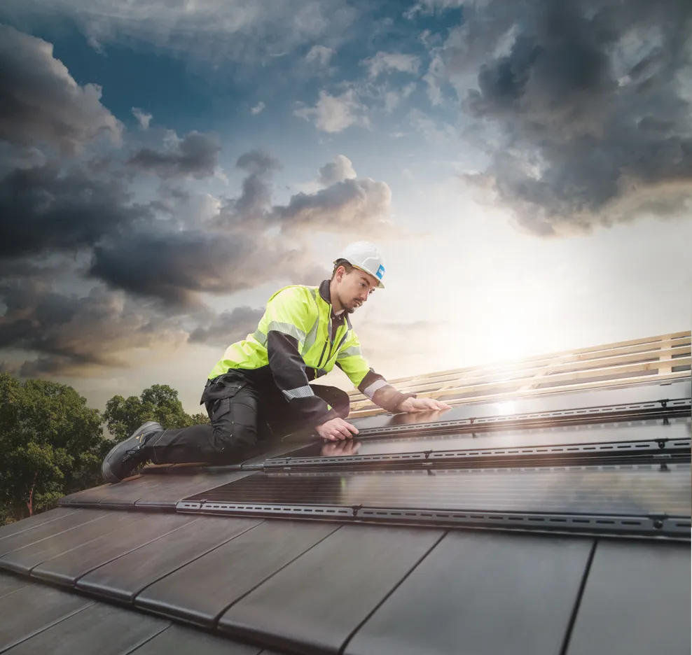 PV Premium solcellepanel fra BMI vist på tak med flate takstein