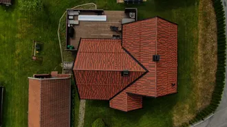 Dronebilde av hus med Arktis antikk rød takstein